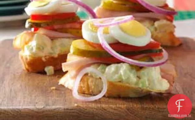 Sanduíches de presunto e salada de batata