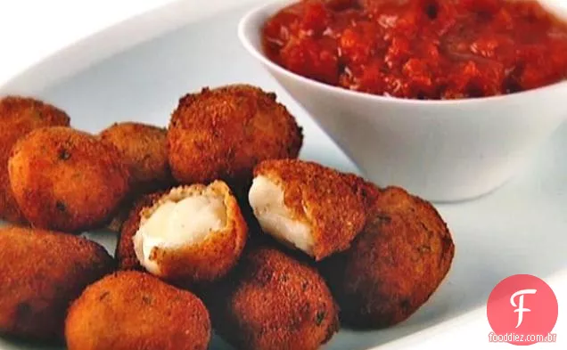Bocconcini frito com chutney de tomate picante e alho