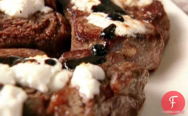 Filé Mignon com Calda Balsâmica e Queijo de Cabra