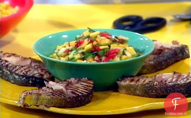 Mahi Mahi bifes com molho de manga e cuscuz de Curry