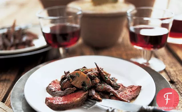 Bife de saia curado com Bacon com Chanterelles e chalotas