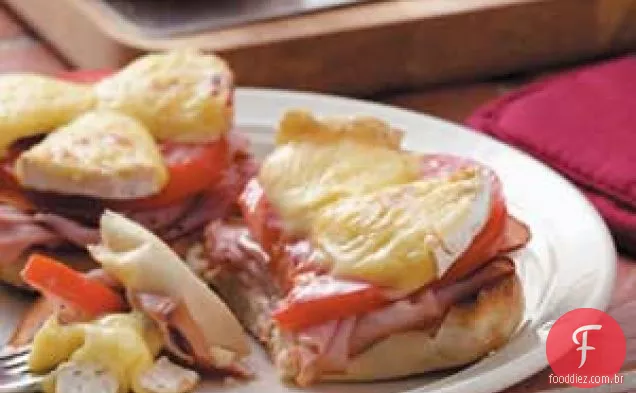 Sanduíches de presunto e queijo brie