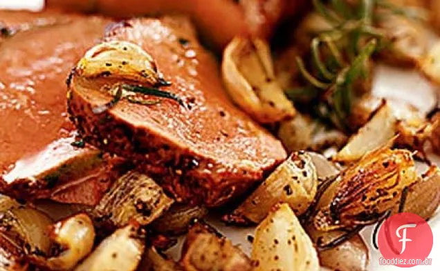 Filé de carne assada com Stilton e chalotas crocantes