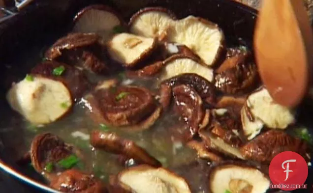 Sopa de cogumelos shiitake e missô