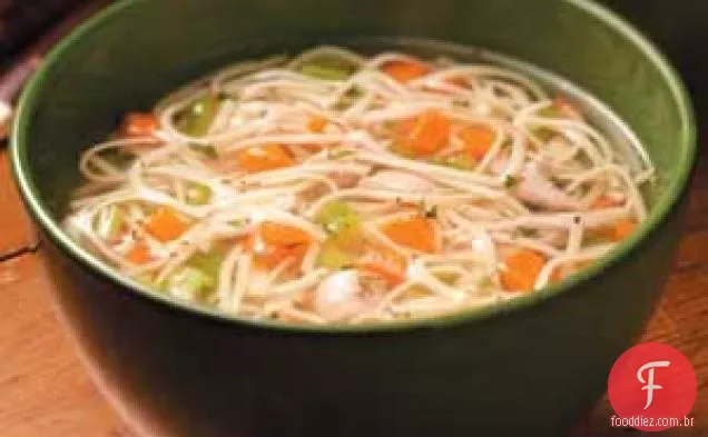 Sopa de macarrão com frango