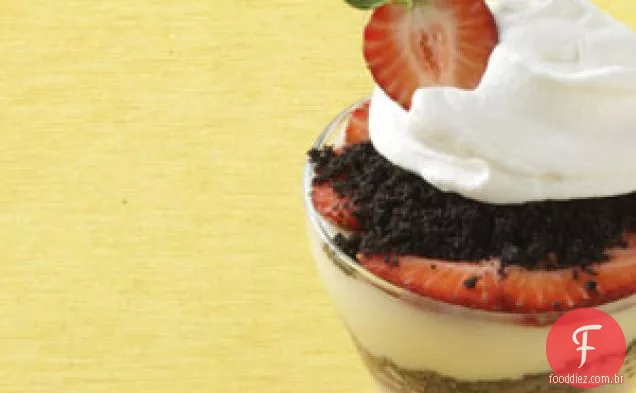 Parfaits de frutas vermelhas com chocolate branco