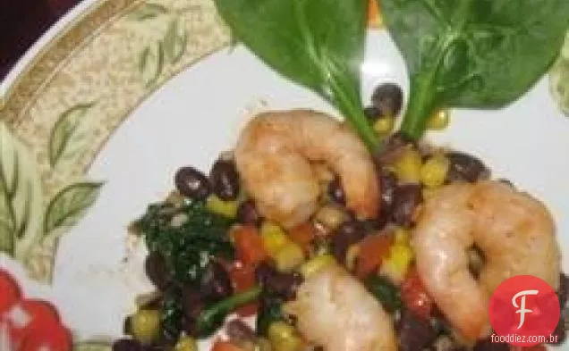 Camarão glaceado com limão e mel com salada morna de feijão preto e milho