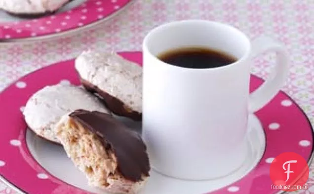 Macarons de amêndoa com cobertura de chocolate