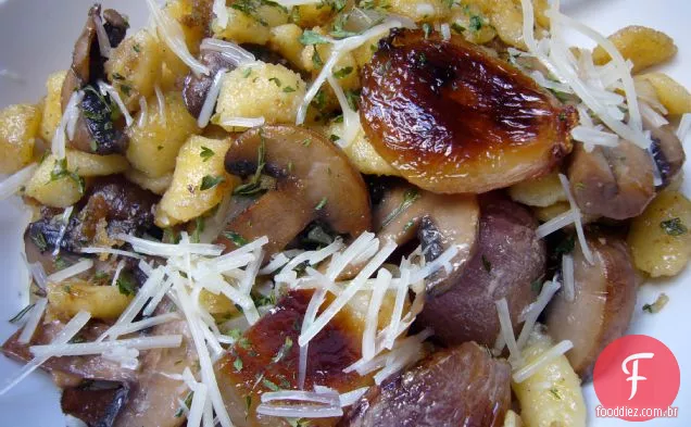 Spaetzle Crocante Dourado Com Chalotas Caramelizadas E Cogumelos