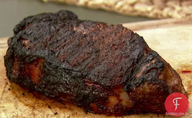 Bife de tira de Nova York com tempero de café picante