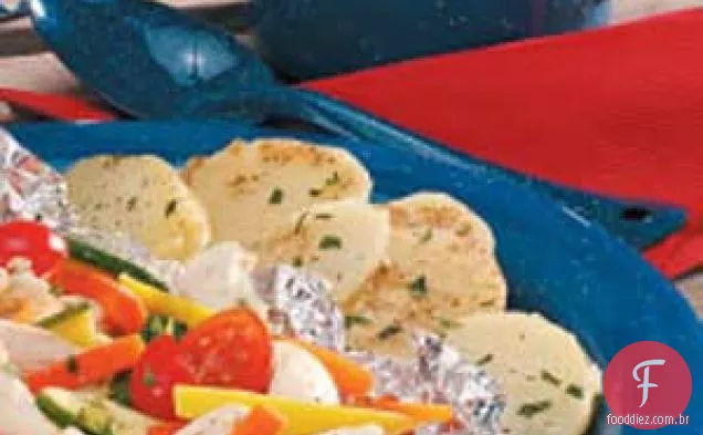 Batatas em papel alumínio para fogueira