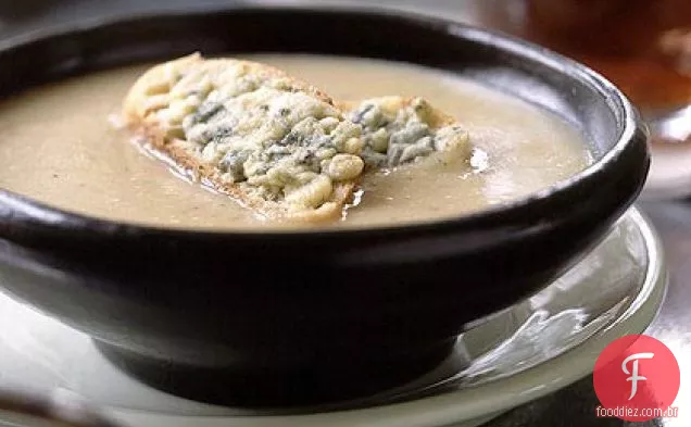 Alho assado e sopa de batata de chalota com Croutons de queijo