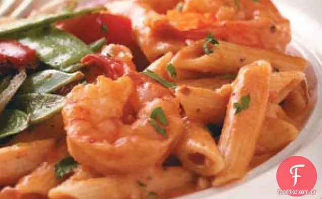 Camarão cremoso com tomate e penne
