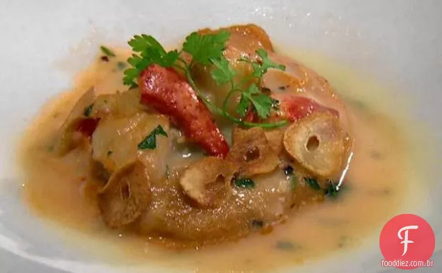 Lagosta Scampi sobre polenta cremosa com chips de alho