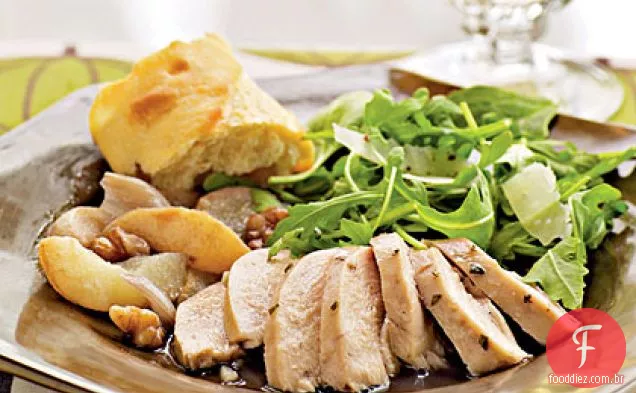 Frango assado com peras, chalotas e nozes