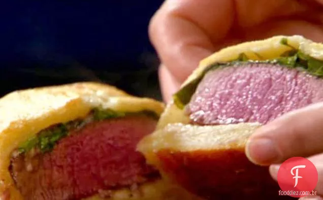 Wellingtons de carne bovina com queijo azul e agrião, tomates grelhados, batatas com salsa e endro e lanças de brócolis