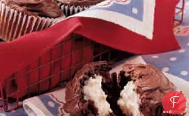 Cupcakes de chocolate recheados com creme