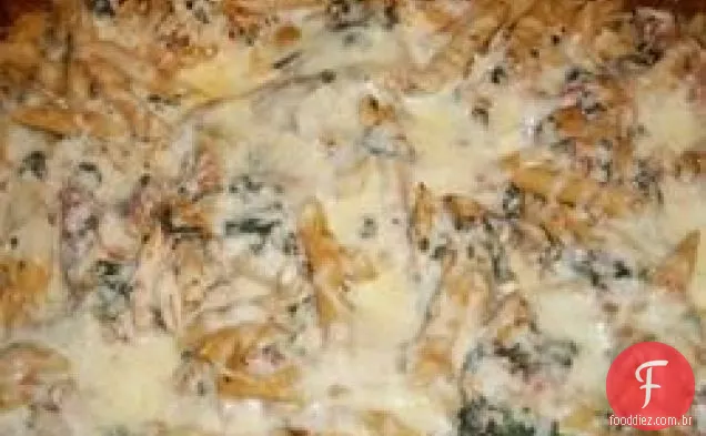 Macarrão assado com frango, espinafre e queijo