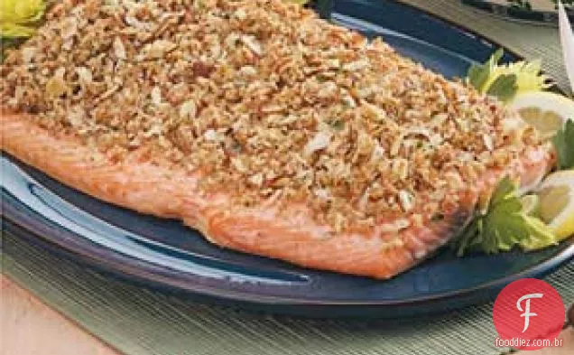 Salmão assado com cobertura de migalhas