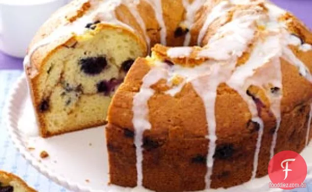 Bolo de café com creme de leite e mirtilo