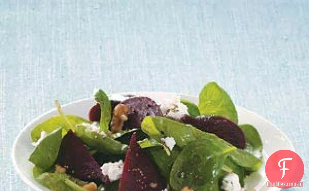 Salada de espinafre com queijo de cabra e beterraba
