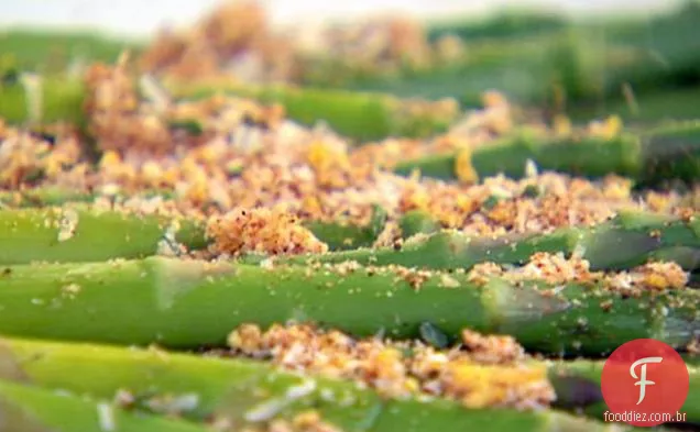 Cobertura de aspargos e parmesão com migalhas de ovos