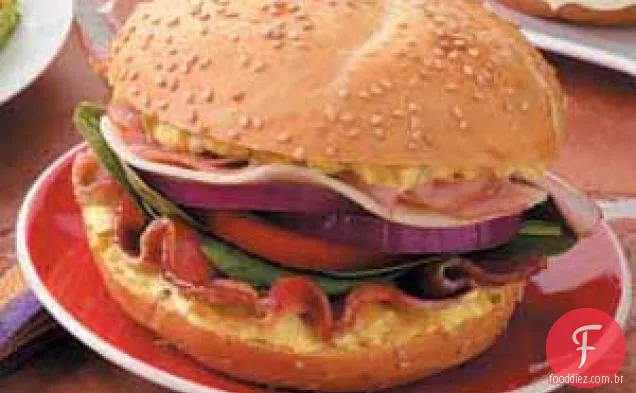 Sanduíches de bacon e presunto picantes