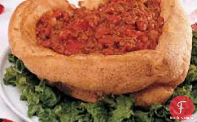 Chili em uma tigela de pão