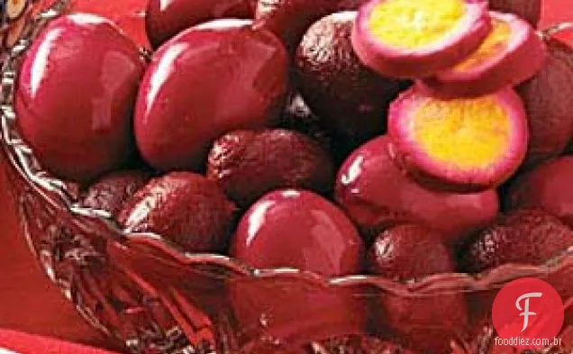 Ovos em conserva com beterraba