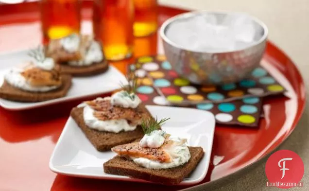 Canapés de truta defumada com creme fraiche e molho de ervas para dois