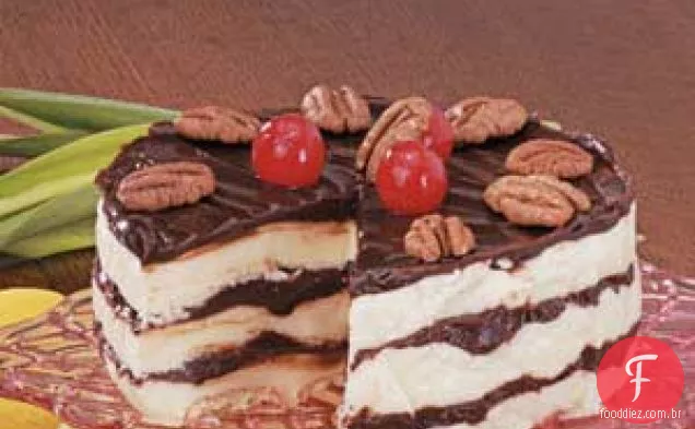 Sobremesa de sorvete com calda de chocolate quente
