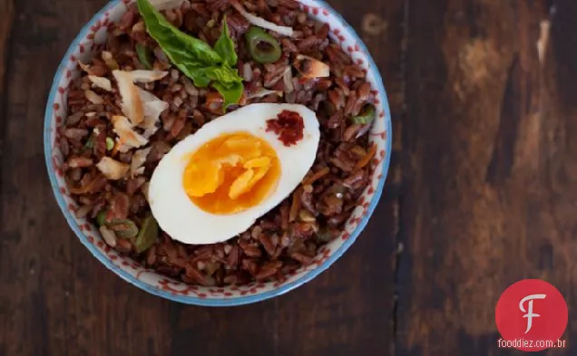 Salada De Arroz Vermelho Com Ovos Cozidos E Macadâmias