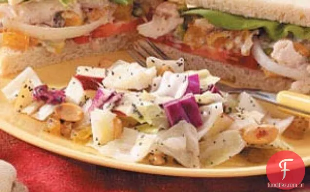 Salada de repolho com sementes de papoula e frutas