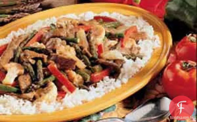 Carne bovina e aspargos salteados