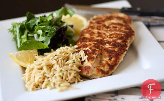 Frango milanês com verduras da primavera e Parmesão Dourado-manteiga Orzo