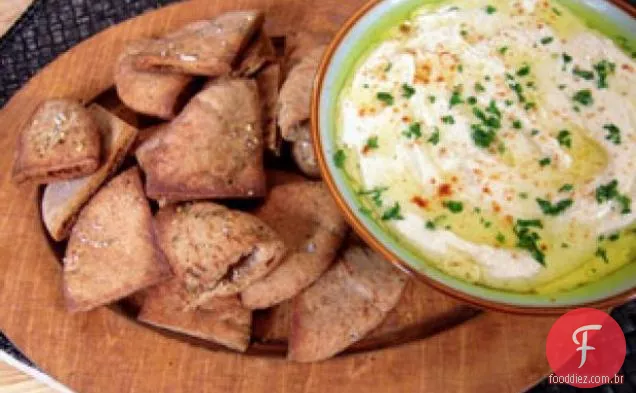 Homus clássico com chips de pita temperados e assados