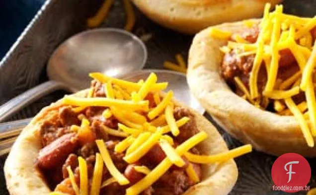 Chili em tigela de biscoito