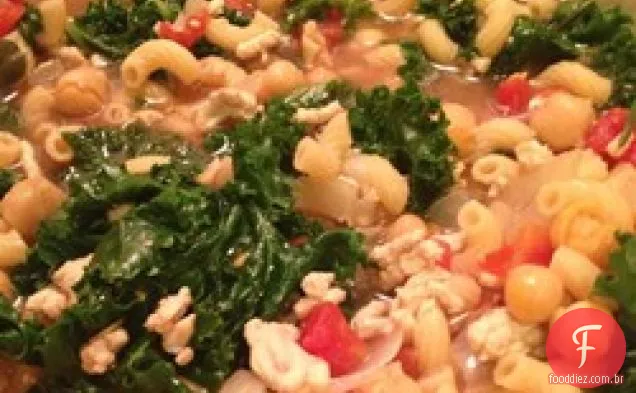 Sopa de peru, grão-de-bico e couve com macarrão