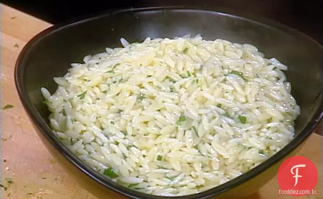 Orzo com salsa e raspas de limão
