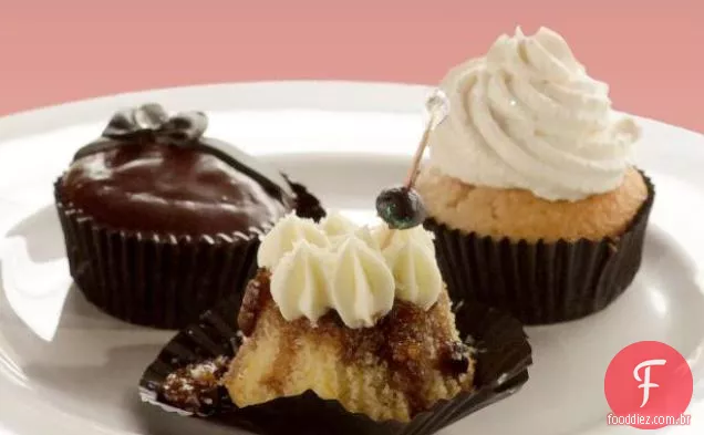 Cupcakes de chocolate e avelã altos, escuros e bonitos