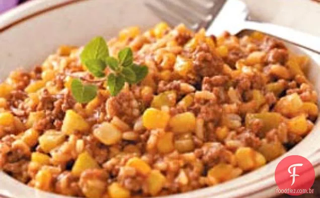 Frigideira de arroz com tomate e carne