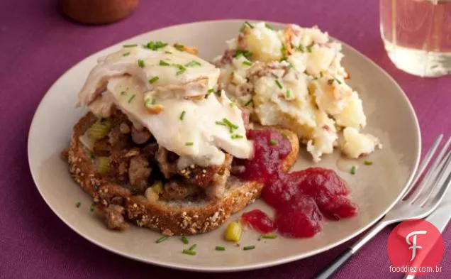Que cara! Sanduíches de peru apimentados abertos com recheio de salsicha e molho, purê de batata com bacon, molho morno de maçã e cranberry