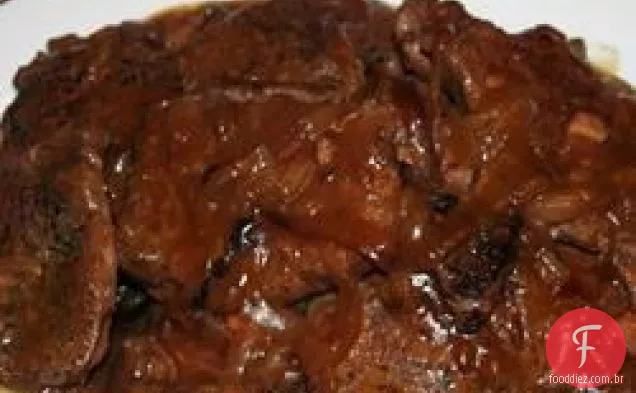 Saborosos bifes de frango frito com molho