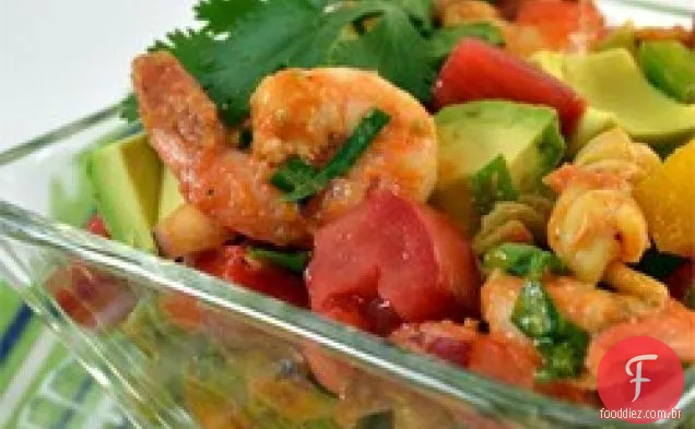 Salada de macarrão com coquetel de camarão e confete