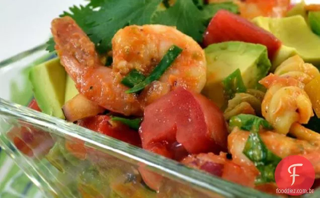 Salada de macarrão com coquetel de camarão e confete