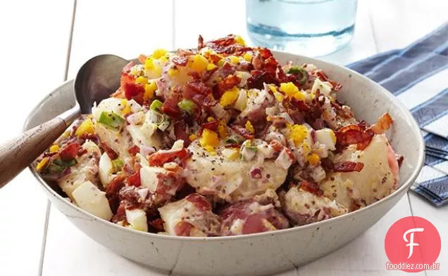 Salada de batata com bacon e ovo