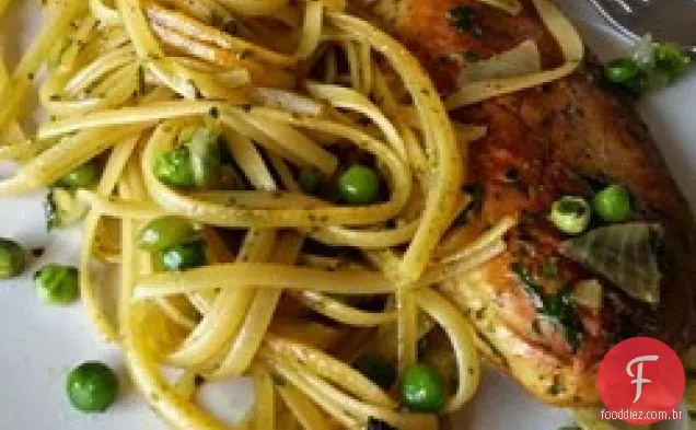 Caldo Pesto com Macarrão, Ervilhas e Frango