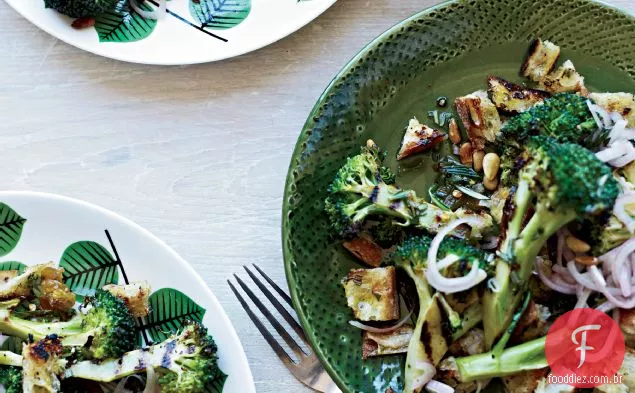 Brócolis grelhado e salada de pão com chalotas em conserva