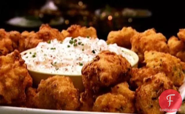 Hushpuppies de camarão com molho de cebola Vidalia
