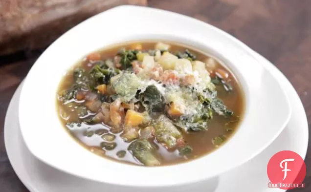 Sopa de legumes com folhas verdes mistas